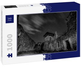 Lais Puzzle - Ruinen von Nevitsky Castle in der Nähe von Uzhgorod, Ukraine mit vielen glänzenden Sternen am dunklen Himmel. Schwarz-Weiß-Version. Nevitsky Burg. Eines der ältesten Gebäude in den Unterkarpaten mit einer internationalen Bedeutung. Das...
