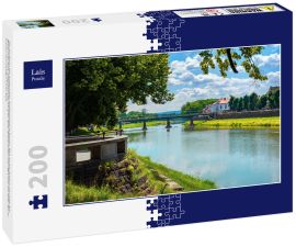 Lais Puzzle - Ufer des Flusses Uzh. wunderschöne Stadtlandschaft im Sommer. Blick aus dem Schatten einer Linde Äste. Brücke in der Ferne. Uzhgorod ist eine sehr grüne Stadt. Obwohl auf den ersten Blick nicht viele Parks, aber sie besetzen einen...