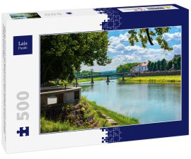 Lais Puzzle - Ufer des Flusses Uzh. wunderschöne Stadtlandschaft im Sommer. Blick aus dem Schatten einer Linde Äste. Brücke in der Ferne. Uzhgorod ist eine sehr grüne Stadt. Obwohl auf den ersten Blick nicht viele Parks, aber sie besetzen einen...