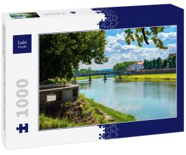 Lais Puzzle - Ufer des Flusses Uzh. wunderschöne Stadtlandschaft im Sommer. Blick aus dem Schatten einer Linde Äste. Brücke in der Ferne. Uzhgorod ist eine sehr grüne Stadt. Obwohl auf den ersten Blick nicht viele Parks, aber sie besetzen einen...