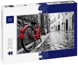 Lais Puzzle - Retro Vintage rotes Fahrrad auf Kopfsteinpflaster Straße in der Altstadt. Farbe in Schwarz und Weiß - 200 Teile
