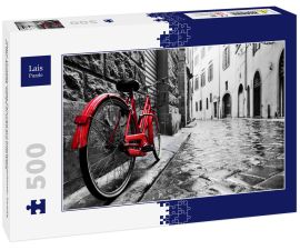 Lais Puzzle - Retro Vintage rotes Fahrrad auf Kopfsteinpflaster Straße in der Altstadt. Farbe in schwarz und weiß - 500 Teile