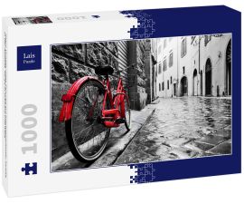 Lais Puzzle - Retro Vintage rotes Fahrrad auf Kopfsteinpflaster Straße in der Altstadt. Farbe in schwarz und weiß - 1.000 Teile