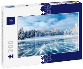 Lais Puzzle - Blaues Eis und Risse auf der Oberfläche des Eises. Gefrorener See unter einem blauen Himmel im Winter. Die Hügel der Kiefern. Winter. Karpaten, Ukraine, Europa - 200 Teile