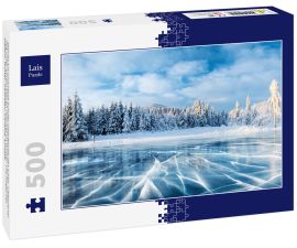 Lais Puzzle - Blaues Eis und Risse auf der Oberfläche des Eises. Gefrorener See unter einem blauen Himmel im Winter. Die Hügel der Kiefern. Winter. Karpaten, Ukraine, Europa - 500 Teile