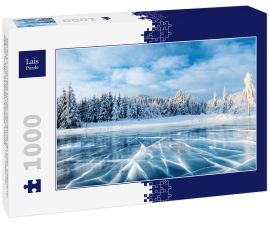 Lais Puzzle - Blaues Eis und Risse auf der Oberfläche des Eises. Gefrorener See unter einem blauen Himmel im Winter. Die Hügel der Kiefern. Winter. Karpaten, Ukraine, Europa - 1.000 Teile