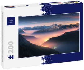Lais Puzzle - Berge im Nebel bei schöner Nacht im Herbst in den Dolomiten, Italien. Landschaft mit alpinen Bergtal, niedrige Wolken, Wald, bunten Himmel mit Sternen, Stadtbeleuchtung in der Abenddämmerung. Luftaufnahme. Passo Giau  - 200 Teile