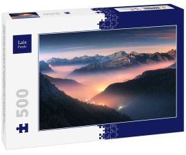 Lais Puzzle - Berge im Nebel bei schöner Nacht im Herbst in den Dolomiten, Italien. Landschaft mit alpinen Bergtal, niedrige Wolken, Wald, bunten Himmel mit Sternen, Stadtbeleuchtung in der Abenddämmerung. Luftaufnahme. Passo Giau  - 500 Teile