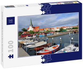 Lais Puzzle - Jachthafen und weiße Kirche in Ronne, Bornholm, Dänemark - 100 Teile