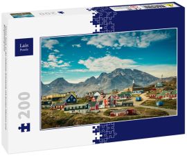 Lais Puzzle - Kleine Stadt an der Ostküste Grönlands mit bunten Häusern und Berghintergrund - 200 Teile