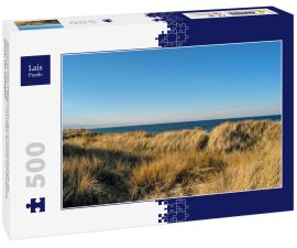 Lais Puzzle - Romantisches Refugium in der Dünenlandschaft der dänischen Insel Læsø. Prächtige Aussicht auf das glatte Wasser des Kattegatt - 500 Teile