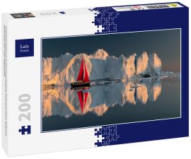 Lais Puzzle - Grönland Mitternacht Sonnenuntergang Eisberg perfekte Reflexion Panorama mit roten Segelschiff - 200 Teile