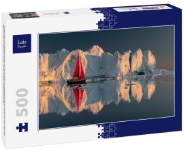 Lais Puzzle - Grönland Mitternacht Sonnenuntergang Eisberg perfekte Reflexion Panorama mit roten Segelschiff - 500 Teile