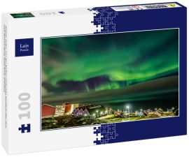 Lais Puzzle - Grünes, helles, von den Wolken verdecktes Nordlicht über dem Inuit-Dorf am Fjord, Stadt Nuuk, Grönland - 100 Teile