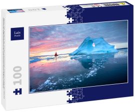 Lais Puzzle - Kleines rotes Segelboot, das zwischen schwimmenden Eisbergen im Disko Bay Gletscher während der Mitternachtssonne des Polarsommers kreuzt. Ilulissat, Grönland - 100 Teile