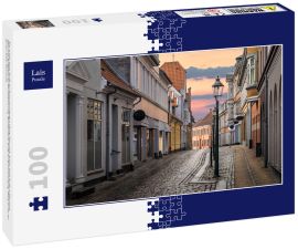 Lais Puzzle - Eine schöne bunte Straße bei Sonnenuntergang in Viborg, Dänemark. Schöne Stadt Straße in Dänemark. Dänemark Stadtbild in der Abenddämmerung. Skandinavische Straße bei Sonnenuntergang. Viborg ist eine der ältesten Städte Dänemarks - 100 Teile