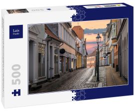 Lais Puzzle - Eine schöne bunte Straße bei Sonnenuntergang in Viborg, Dänemark. Schöne Stadt Straße in Dänemark. Dänemark Stadtbild in der Abenddämmerung. Skandinavische Straße bei Sonnenuntergang. Viborg ist eine der ältesten Städte Dänemarks - 500 Teile