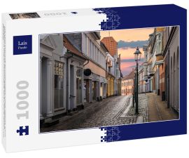 Lais Puzzle - Eine schöne bunte Straße bei Sonnenuntergang in Viborg, Dänemark. Schöne Stadt Straße in Dänemark. Dänemark Stadtbild in der Abenddämmerung. Skandinavische Straße bei Sonnenuntergang. Viborg ist eine der ältesten Städte Dänemarks - 1.000...