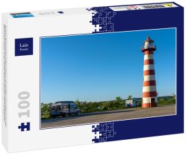 Lais Puzzle - graues Wohnmobil neben einem rot-weißen Leuchtturm an der dänischen Küste unter wolkenlosem blauem Himmel geparkt - 100 Teile