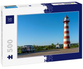 Lais Puzzle - graues Wohnmobil neben einem rot-weißen Leuchtturm an der dänischen Küste unter wolkenlosem blauem Himmel geparkt - 500 Teile