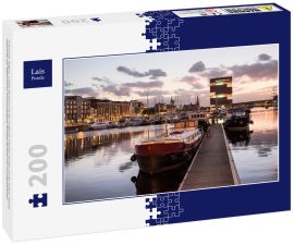 Lais Puzzle - Antwerpen, Belgien, schöne Nachtansicht des modernen Eilandje-Viertels und des Hafens. Kleines Inselviertel und Segelschiff bei Sonnenuntergang. Beliebtes Reiseziel und Touristenattraktion - 200 Teile