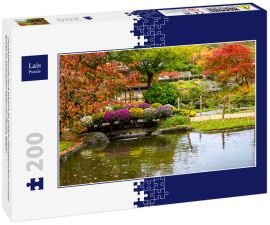 Lais Puzzle - Сhrysanthemum (auch bekannt als goldene Gänseblümchen) auf einer Brücke im Japanischen Garten von Hasselt, Belgien - 200 Teile