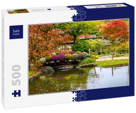 Lais Puzzle - Сhrysanthemum (auch bekannt als goldene Gänseblümchen) auf einer Brücke im Japanischen Garten von Hasselt, Belgien - 500 Teile