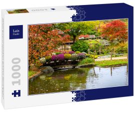 Lais Puzzle - Сhrysanthemum (auch bekannt als goldene Gänseblümchen) auf einer Brücke im Japanischen Garten von Hasselt, Belgien - 1.000 Teile