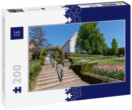 Lais Puzzle - Öffentlicher Park mit Treppe und schön angelegtem Frühlingsgarten auf einem Berg im Dorfzentrum von Heist-op-den-Berg, Provinz Antwerpen, Belgien - 200 Teile