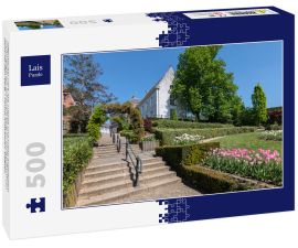 Lais Puzzle - Öffentlicher Park mit Treppe und schön angelegtem Frühlingsgarten auf einem Berg im Dorfzentrum von Heist-op-den-Berg, Provinz Antwerpen, Belgien - 500 Teile