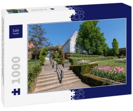 Lais Puzzle - Öffentlicher Park mit Treppe und schön angelegtem Frühlingsgarten auf einem Berg im Dorfzentrum von Heist-op-den-Berg, Provinz Antwerpen, Belgien - 1.000 Teile