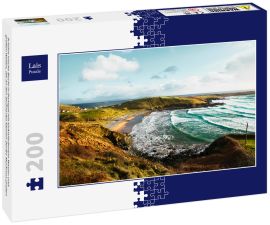 Lais Puzzle - Schöne irische Bucht in Donegal mit türkisfarbenem Wasser und großen Wellen, die an den Strand des kleinen Dorfes Muckross prallen - 200 Teile