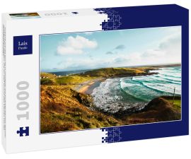 Lais Puzzle - Schöne irische Bucht in Donegal mit türkisfarbenem Wasser und großen Wellen, die an den Strand des kleinen Dorfes Muckross prallen - 1.000 Teile