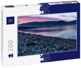 Lais Puzzle - Blaue Stunde in Greenore - kleine Stadt, Gemeinde und Tiefwasserhafen am Carlingford Lough in der Grafschaft Louth, Irland - 200 Teile